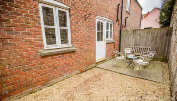 Private Garden Area with Outdoor Seating Space